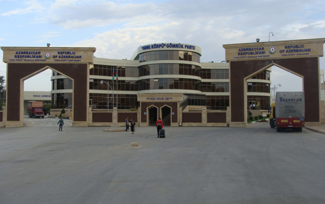 Maşının gizli saxlanc yerində mobil telefonlar aşkarlanıb