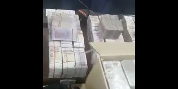 Baş nazirin evindən görün nələr çıxdı: milyonlarla pul, zinət əşyaları... (VİDEO)