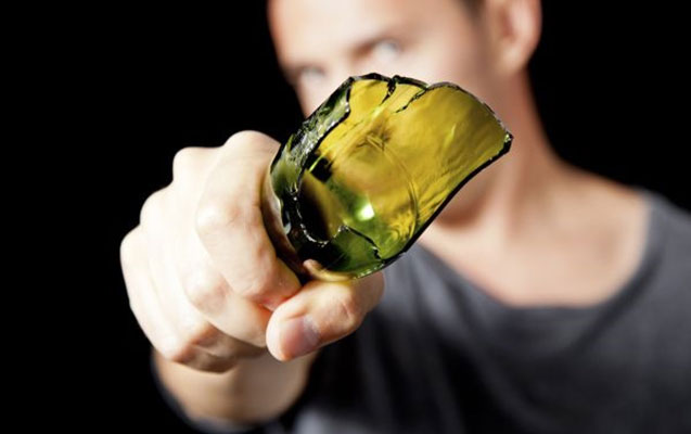 Bacısı ilə danışan dostunu öldürüb