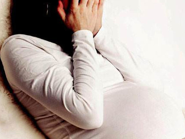 20 yaşlı tələbə qız tualetdə sevgilisindən uşaq dünyaya gətirdi