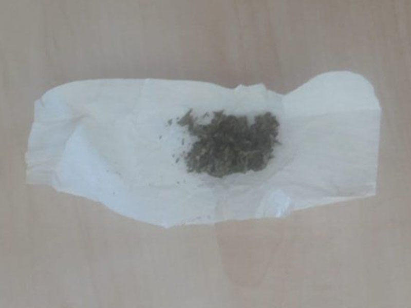 Həbsxanada olan ərinə narkotik keçirmək istədi - FOTO