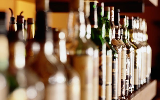 Bakıda ticarət mərkəzindən spirtli içkilər oğurlanıb