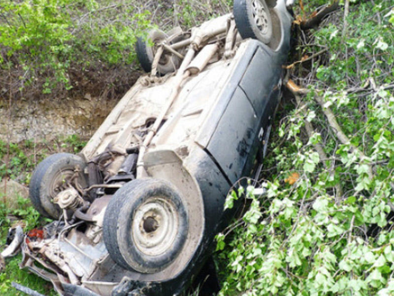 Gədəbəydə avtomobil aşdı - Xəsarət alan var