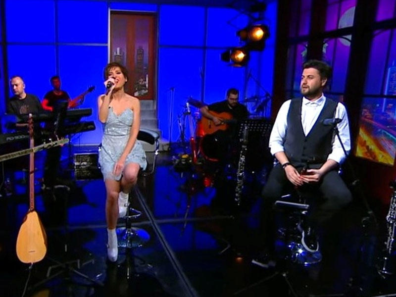 Məşhur müğənni canlı yayımda 