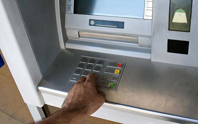 Yardım adı ilə qadının pulunu oğurladı