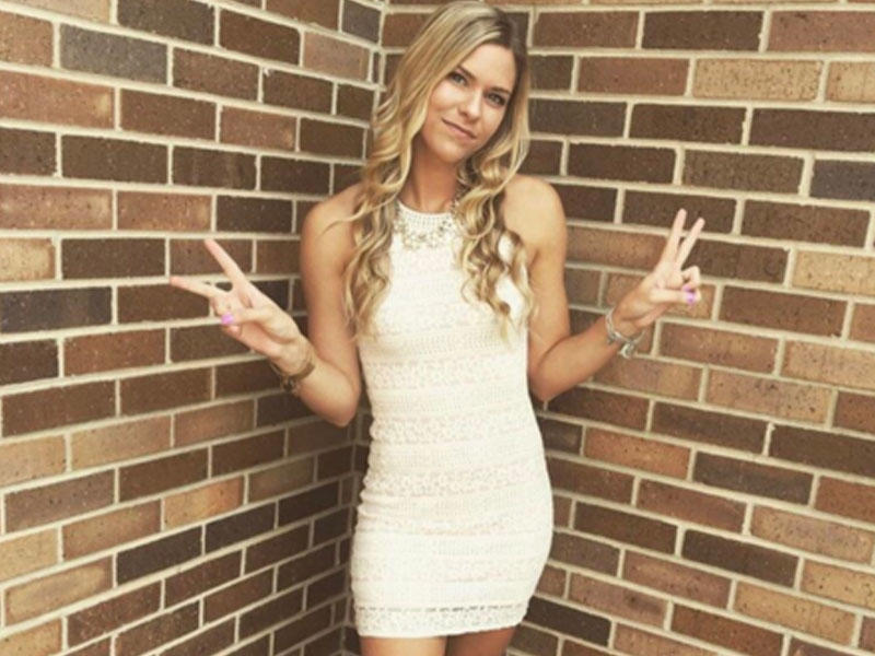 Çılpaq şəkillərini şagirdinə göndərib, onunla yatan qadın müəllim tutuldu - FOTO