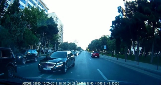 AA seriyalı avtomobil yol polisinin önündə 