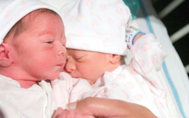 “Əkizlərin biri öldü, o birinin vəziyyəti ağırdır” - Ana həkimləri ittiham etdi