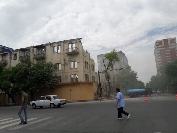 Bakıda söküntü aparan şirkət barəsində akt tərtib edildi - FOTO