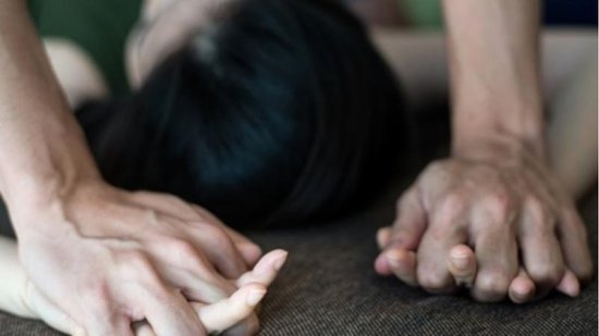 Atasının dostu olan 70 yaşlı kişi 18 yaşlı qızı ZORLADI - VİDEO