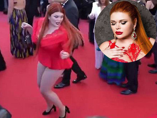 Kök model qırmızı xalıda yubkasını 