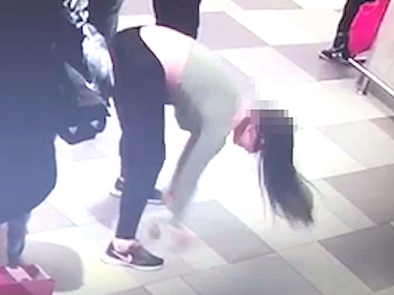 Mc Donalds-da uşaqların yanında sinəsini açan qız kameraya düşdü - FOTO