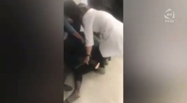 Ana ilə qızı Elnarəni yerə yıxıb döydü - Biabırçı VİDEO YAYILDI