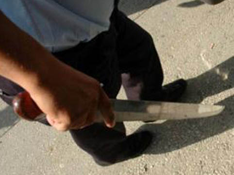 Abşeronda sürücü avtomobilindəki qadına baxan kişini bıçaqladı