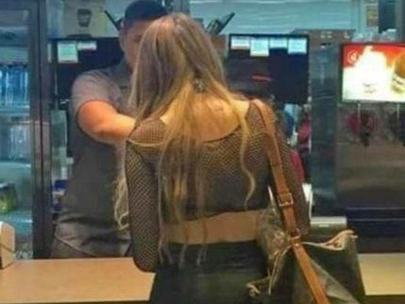 Restorana biabırçı geyimdə gələn qızı kameraya çəkdilər - FOTO