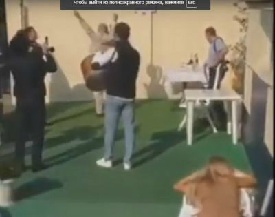 Bakıda varlı villasında qəribə məclis: Qadın bikinidə uzanıb günəş vannası qəbul edir - VİDEO