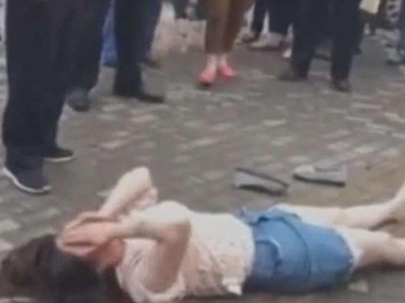 Küçədə öpüşənləri polis güclə ayırdı - Qız buraxmaq istəmirdi - VİDEO