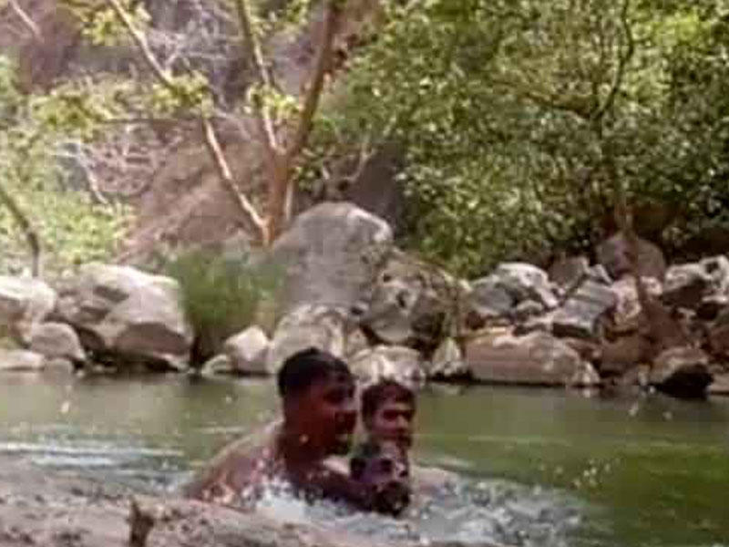 Şok kadrlar: 3 gənc kamera qarşısında batdılar - VİDEO - FOTO