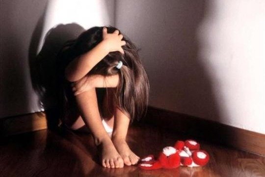 Balakəndə 12 yaşlı qızı zorlayan ögey ataya CƏZA VERİLDİ