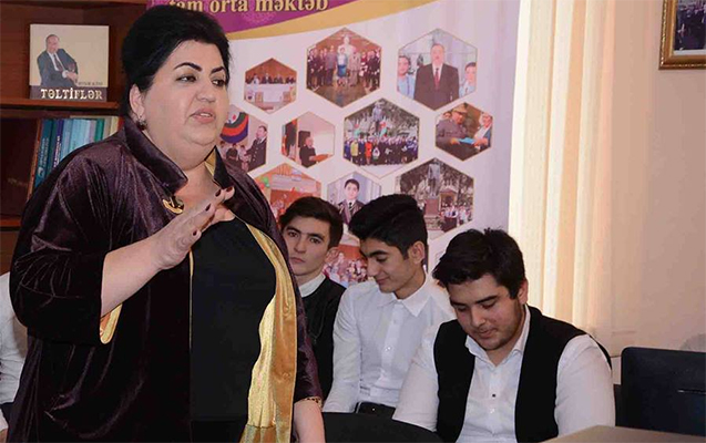 “Jurnalisti yerə yıxıb üstündə oturdum” - Qadın direktor