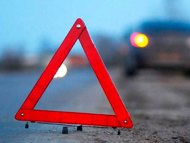 Bakıda avtomobil dirəyə çırpıldı: Ölən var