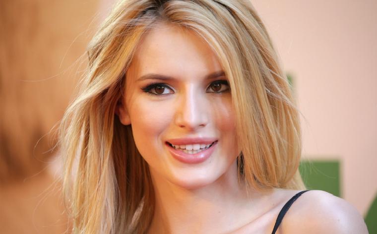 Çılpaq fotosunu paylaşdı - Sinəsini əli ilə gizlətdi