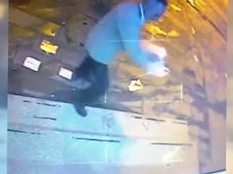 Bankomata əsəbləşən kişi benzin töküb, yandırdı - VİDEO