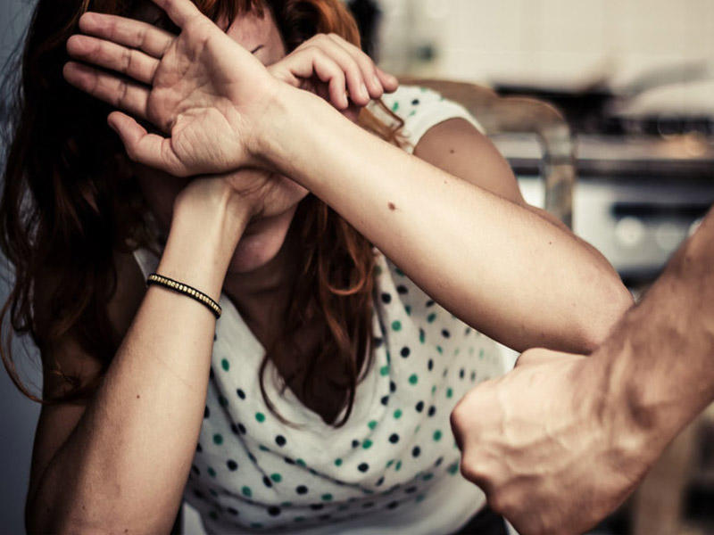 Xanımını döyən kişilər cəzalanacaqlar? - VİDEO