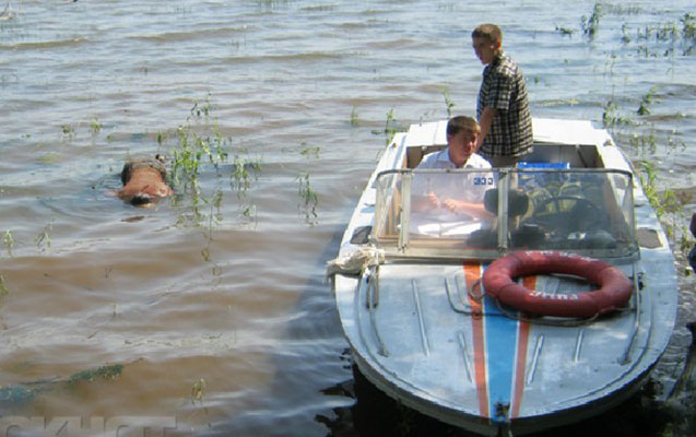 Qusarda traktor sürücüsü kanala düşüb