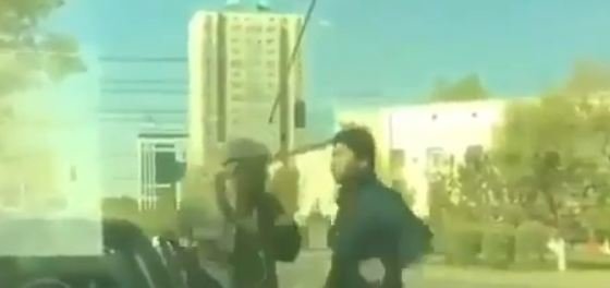 Sürücü yolda yaşlı kişini bu hala saldı - dəhşətli VİDEO