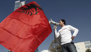 Albaniyada minlərlə insan etiraz aksiyası keçirdi