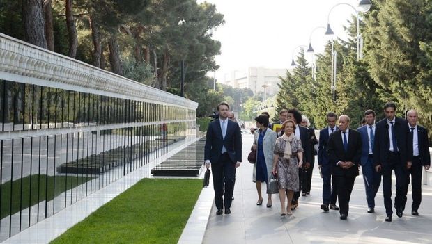 Fransalı nazir Şəhidlər Xiyabanını ziyarət edib