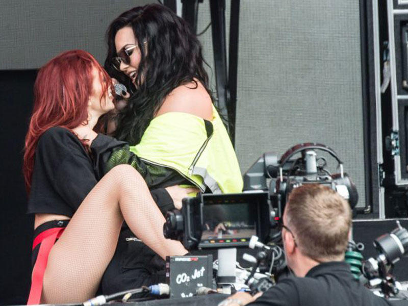 Məşhur kanal müğənninin erotik rəqsini yayımladığına görə üzr istədi - FOTO