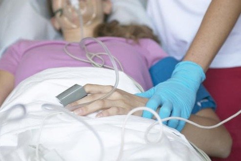 Qazaxda qadının qarnı kəsildi - Qohumları yıxıldığını deyir