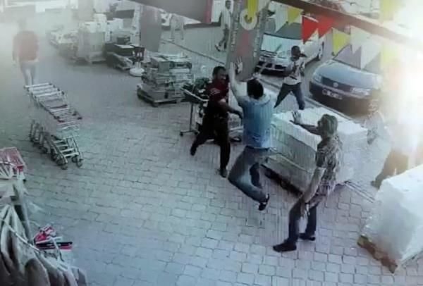 Parkinq üstündə baltalı dava - 2 ölü, 7 yaralı - VİDEO