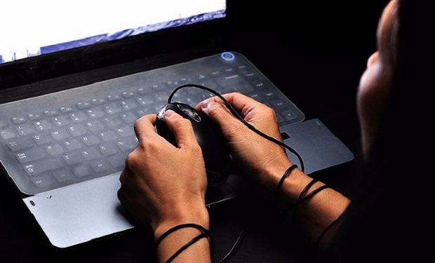 Qadını sosial şəbəkədə intim şəkilləri ilə şantaj edən kimdir? — TƏFƏRRÜAT