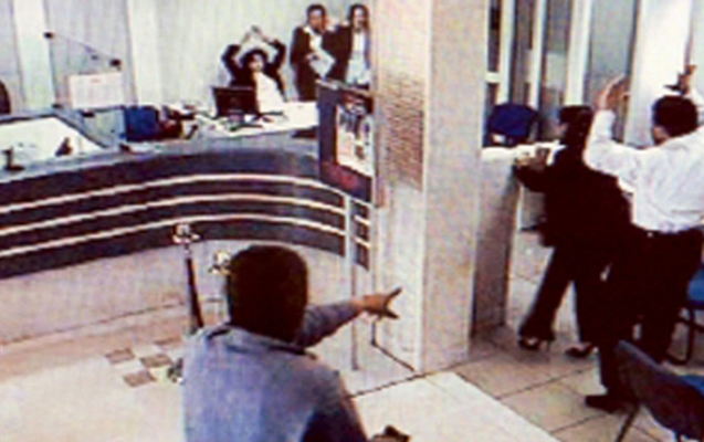 “Borcum olduğu üçün istədim məni tutsunlar” - Banka basqın edən şəxs