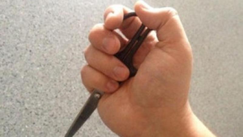 Mingəçevirdə DƏHŞƏTLİ OLAY: Müştəri qayçını dərzinin başına sancdı