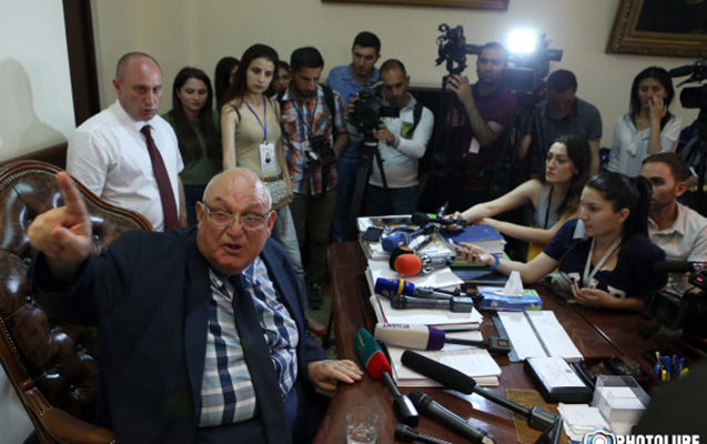 Yerevanda tələbələr etiraz etdilər, rektor xəstəxanalıq oldu