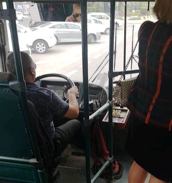 Bakıda avtobus sürücüsü sərnişinlərin həyatını təhlükəyə atdı - VİDEO