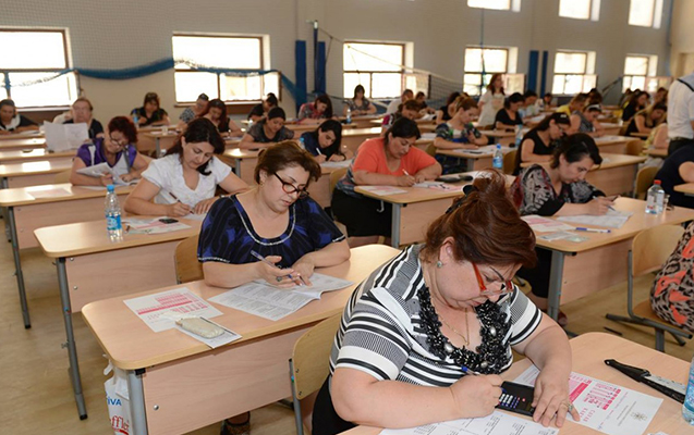 Qulaqcıqdan istifadə edən 2 müəllim qovuldu - Cəmi 1 nəfər...