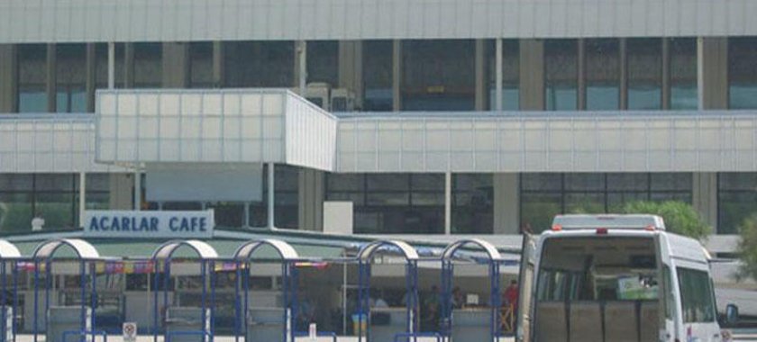 Sərnişin təyyarənin qapısından beton səthə düşüb, öldü - FOTO