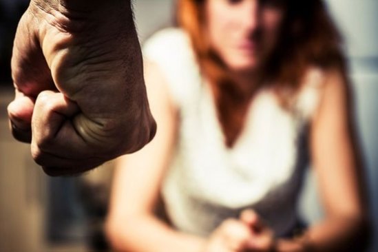 59 yaşlı qadını döydülər