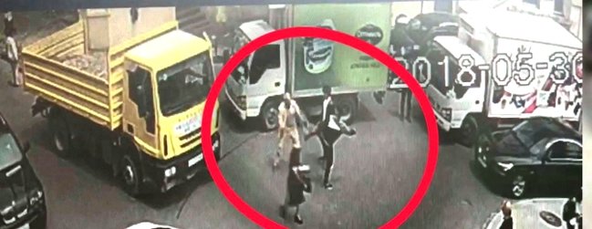 Bakıda 2 gənc söyüş söyən yaşlı kişini belə döydü - VİDEO