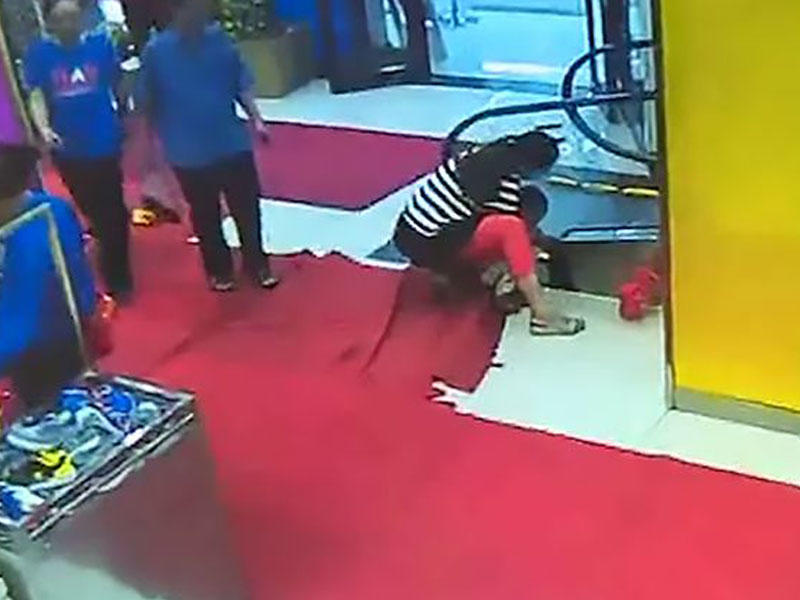 Ticarət mərkəzində oynayan uşağın əli eskalatorun arasında qaldı - VİDEO - FOTO