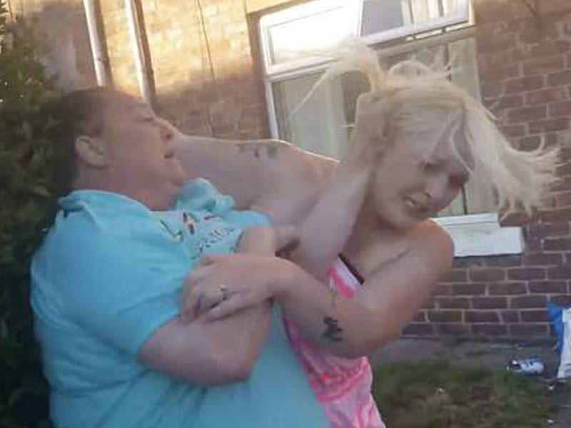 İki sərxoş, qonşu qadın saçyolduya çıxdılar - VİDEO - FOTO