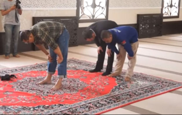 İndoneziyalı jurnalistlər Cocuq Mərcanlıda namaz qıldı – VİDEO
