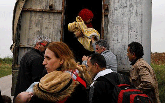Polis qaçqınların avtobusunu atəşə tutdu - 2 uşaq yaralandı