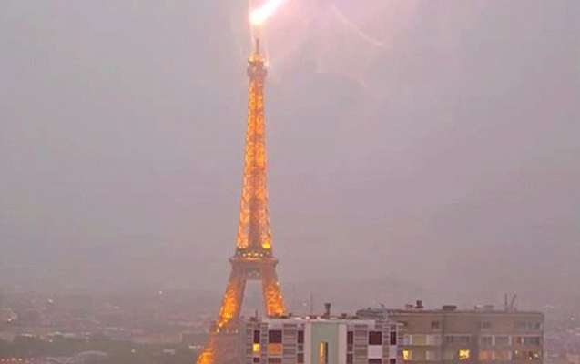 İldırım Eyfel qülləsini belə vurdu - Video