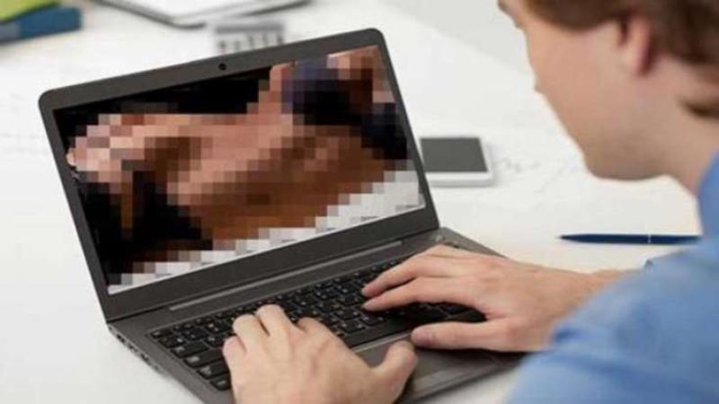 Bank işçisinin səhlənkarlığı - İşdə baldızının lüt şəkillərinə baxarkən silməyi unutdu